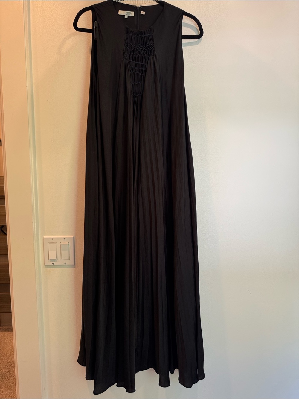 Vince Sleeveless Black Maxi Dress with Pleated wDetail